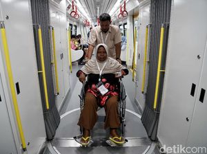 LRT Berbagi Kebahagiaan dengan Lansia di Hari Valentine