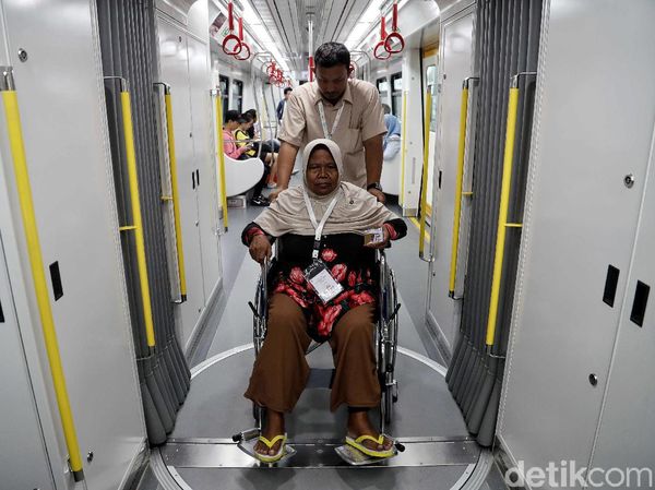 LRT Berbagi Kebahagiaan dengan Lansia di Hari Valentine