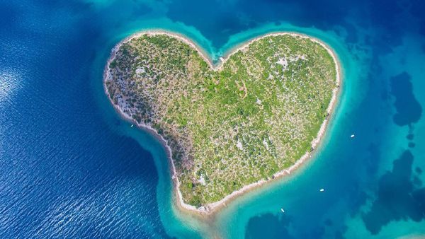 Happy Valentine! Ini 7 Tempat Wisata Berbentuk Hati