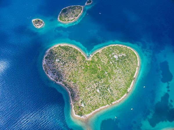 Happy Valentine! Ini 7 Tempat Wisata Berbentuk Hati