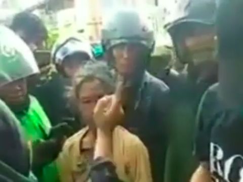 Kejam, Seorang Nenek Dihakimi Warga Karena Dituduh Menculik Anak