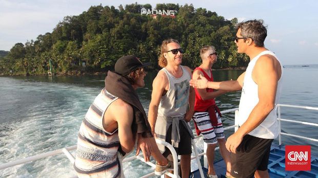 Serba-serbi Berburu Ombak di Kepulauan Mentawai