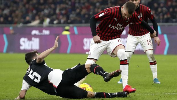 Italy Soccer Italian Cup AC Milan's Ante Rebic, right, fights for the ball with Juventus' Miralem Pjanic during an Italian Cup soccer match between AC Milan and Juventus at the San Siro stadium, in Milan, Italy, Thursday, Feb. 13, 2020. (AP Photo/Antonio Calanni)