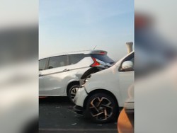 Video Penampakan Kecelakaan Beruntun di Tol Japek