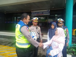 Gendong Warga Terserang Jantung, Bripka Sigit: Berat, tapi Harus Cepat ke RS