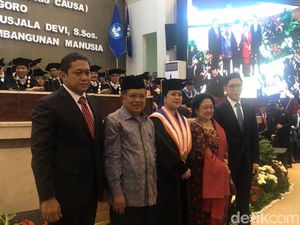 Tangis Bahagia Puan Maharani Terima Gelar Doktor Honoris Causa Undip Tangis Bahagia Puan Maharani Terima Gelar Doktor Honoris Causa Undip
