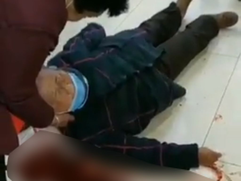 Rebutan Desinfektan COVID-19, Pengunjung Supermarket Saling Tusuk Rebutan Desinfektan COVID-19, Pengunjung Supermarket Saling Tusuk