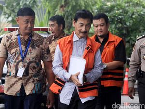 Bupati Solok Selatan Nonaktif Didakwa Terima Suap Rp 3,3 Miliar Bupati Solok Selatan Nonaktif Didakwa Terima Suap Rp 3,3 Miliar