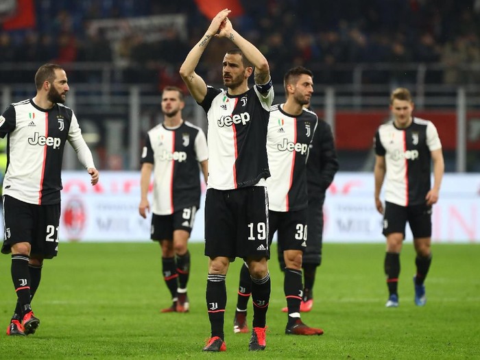 MILAN, ITALY - FEBRUARY 13:  Leonardo Bonucci of Juventus FC salutes the fans at the end of the Coppa Italia Semi Final match between AC Milan and Juventus at Stadio Giuseppe Meazza on February 13, 2020 in Milan, Italy.  (Photo by Marco Luzzani/Getty Images)