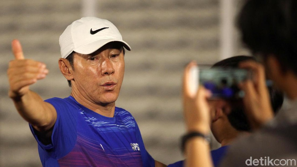 Shin Tae-yong saat memimpin Timnas Indonesia senior di pemusatan latihan. (Foto: Rifkianto Nugroho)