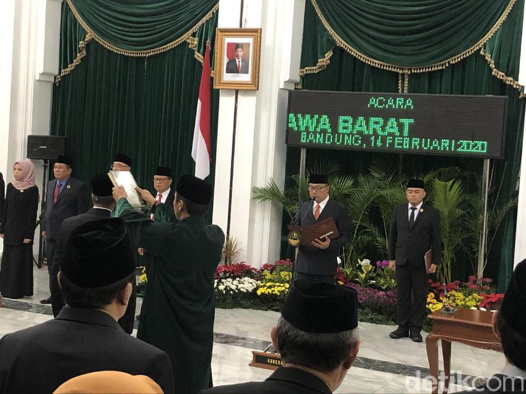 Ridwan Kamil Lantik Setiawan Wangsaatmaja Sebagai Sekda Jabar Definitif Ridwan Kamil Lantik Setiawan Wangsaatmaja Sebagai Sekda Jabar Definitif
