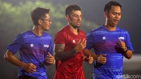 Stefano Lilipaly berlatih secara terpisah.