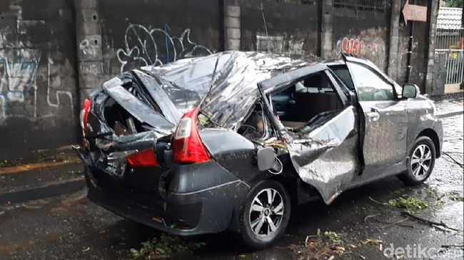 Diguyur Hujan Deras, Belasan Pohon Tumbang dan Bangunan di Yogya Rusak Diguyur Hujan Deras, Belasan Pohon Tumbang dan Bangunan di Yogya Rusak