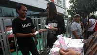 Saat Model Cantik Bagikan Pods di Hari Valentine