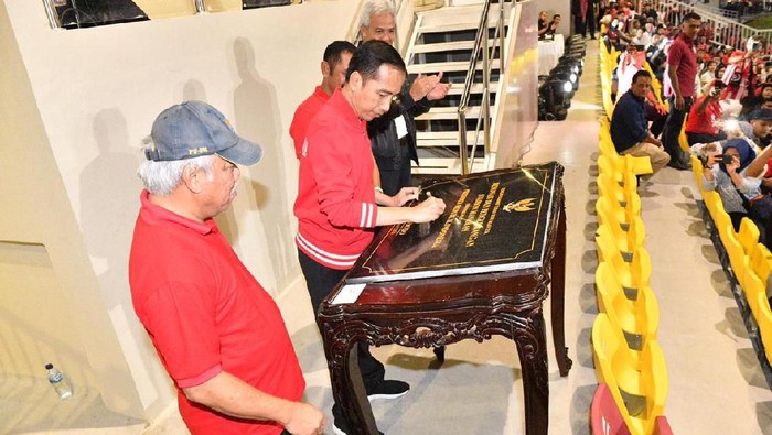 Presiden Jokowi meresmikan Stadion Manahan, Solo.