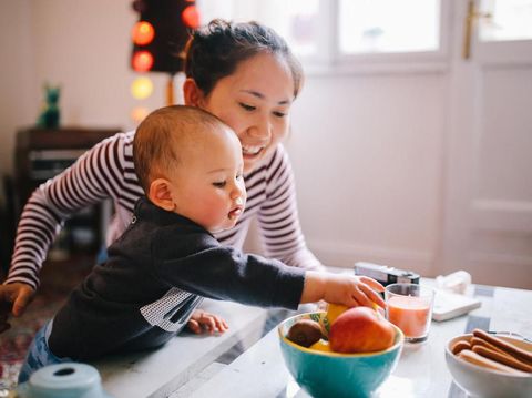 Bayi makan buah