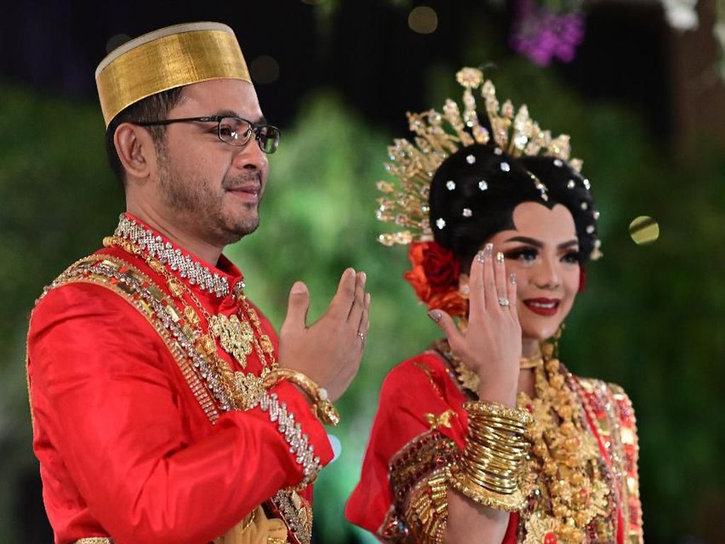 Gelar Mitoni, Raiyah Caesaria dan Cucu Soeharto Danny Rukmana Siap Timang Anak Gelar Mitoni, Raiyah Caesaria dan Cucu Soeharto Danny Rukmana Siap Timang Anak