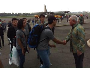 Gubernur Kaltim Sambut WNI dari Natuna di Halim: Semua Sehat Gubernur Kaltim Sambut WNI dari Natuna di Halim: Semua Sehat