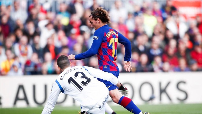 BARCELONA, SPAIN - FEBRUARY 15: Antoine Griezmann of FC Barcelona dribbles David Soria of Getafe CF during the Liga match between FC Barcelona and Getafe CF at Camp Nou on February 15, 2020 in Barcelona, Spain. (Photo by Eric Alonso/Getty Images)