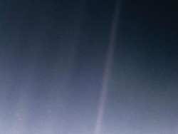 Amazing! Foto Bumi Sebatang Kara di Tengah Luas Alam Semesta