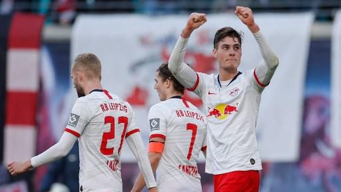 Leipzigs Czech forward Patrik Schick (R) celebrates scoring the 2-0 goal with his team-mates during the German first division Bundesliga football match RB Leipzig vs SV Werder Bremen, in Leipzig, eastern Germany on February 15, 2020. (Photo by Odd ANDERSEN / AFP)