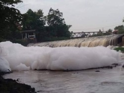 Penampakan Sungai Berbusa Bak Awan Kembali Terjadi di Pasuruan