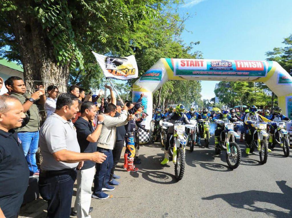 Ratusan Rider Motor Trail Disuguhi Keindahan Pesona Wisata Banda Aceh