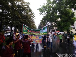 Peserta MTQ Medan Tetap Semangat Pawai Taaruf Meski Hujan