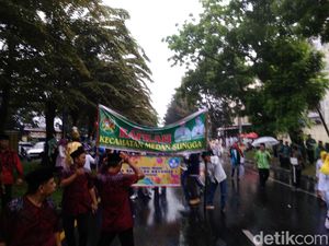 Peserta MTQ Medan Tetap Semangat Pawai Taaruf Meski Hujan Peserta MTQ Medan Tetap Semangat Pawai Taaruf Meski Hujan