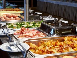Makan Buffet Berisiko Tularkan Virus Corona? Ini Tips Sehatnya
