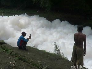 Busa Bak Awan Penuhi Sungai di Pasuruan, DLH Sebut Hanya Deterjen