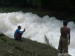 Busa Bak Awan Penuhi Sungai di Pasuruan, DLH Sebut Hanya Deterjen