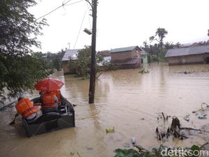 Sungai Babura di Medan Meluap: 60 KK Mengungsi, 1 Warga Lumpuh Dievakuasi