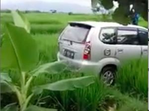 NTMC Polri Jelaskan Heboh Video Mobil Aneh di Tengah Sawah