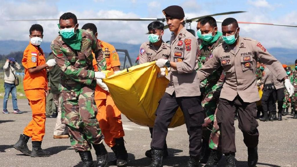 Evakuasi 12 Jenazah Korban Heli MI-17 di Papua Evakuasi 12 Jenazah Korban Heli MI-17 di Papua