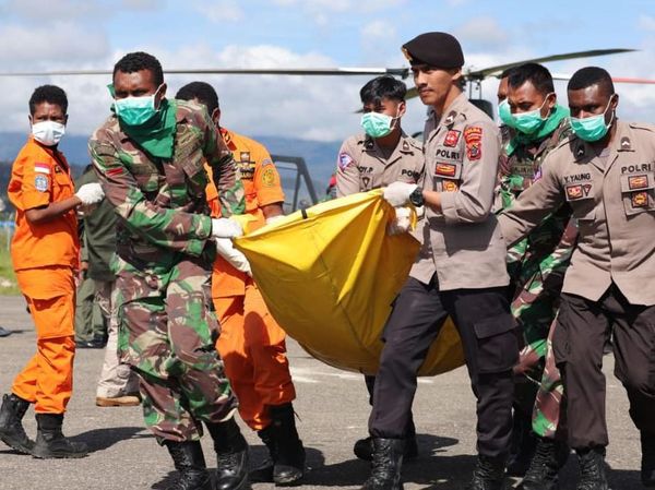Evakuasi 12 Jenazah Korban Heli MI-17 di Papua