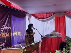 Begini Cara Risma Sambut 34 Warga Surabaya yang Pulang dari Natuna