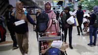 Momen WNI dari Natuna Tiba di Bandara Halim