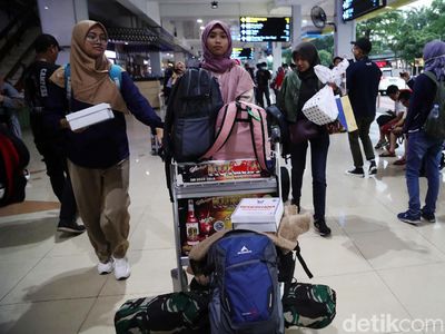 Momen WNI dari Natuna Tiba di Bandara Halim