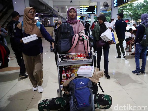 Momen WNI dari Natuna Tiba di Bandara Halim