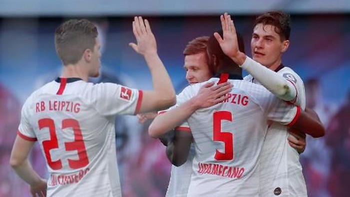 Leipzigs Czech forward Patrik Schick (R) celebrates scoring the 2-0 goal with his team-mates during the German first division Bundesliga football match RB Leipzig vs SV Werder Bremen, in Leipzig, eastern Germany on February 15, 2020. (Photo by Odd ANDERSEN / AFP)