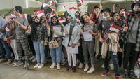 Senyum Bahagia WNI Saat Diterbangkan dari Natuna ke Jakarta