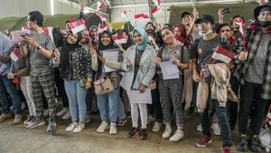 Senyum Bahagia WNI Saat Diterbangkan dari Natuna ke Jakarta