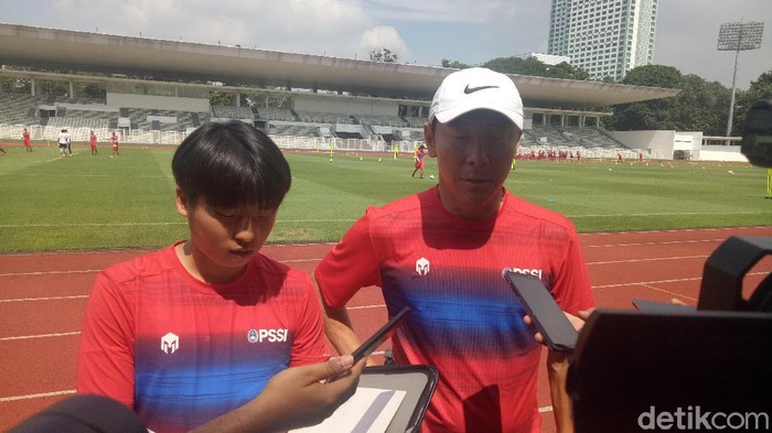Shin Tae-yong dalam latihan timnas Indonesia.