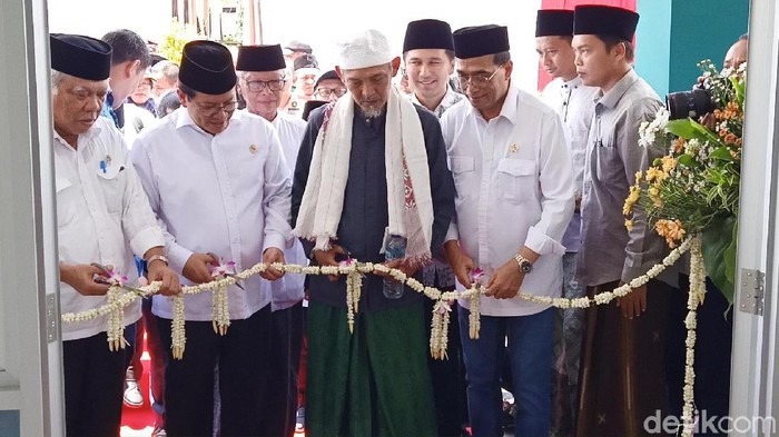 Tiga pejabat negara melakukan kunjungan kerja ke Kediri. Mereka meresmikan Rusunawa di Ponpes Hidayatul Mubtadien, Lirboyo.