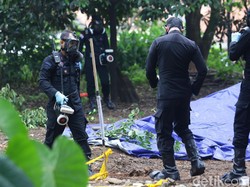 Tim KBR Brimob Ambil Sampel Tanah Terpapar Radioaktif di Batan Indah