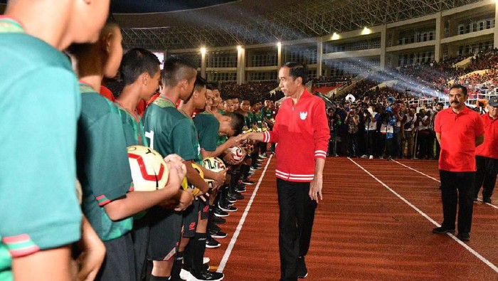 Presiden Jokowi meresmikan Stadion Manahan, Solo.