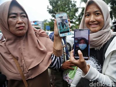 Ekspresi Kebahagiaan Keluarga Sambut Kepulangan WNI dari Natuna