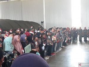 Isak Tangis dan Senyuman WNI yang Pulang dari Natuna