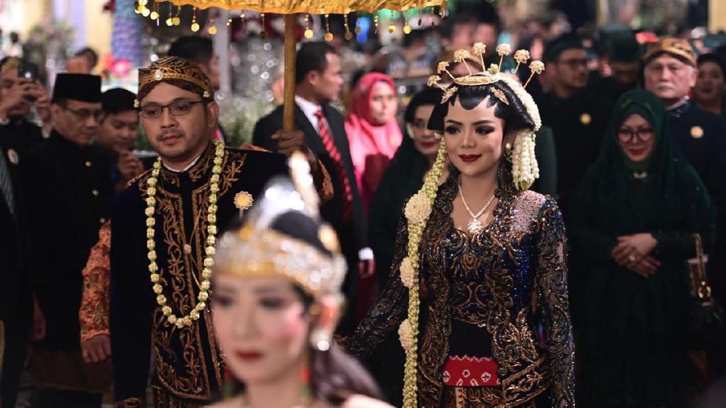 Melihat Resepsi Pernikahan Cucu Soeharto yang Sederhana nan Elegan